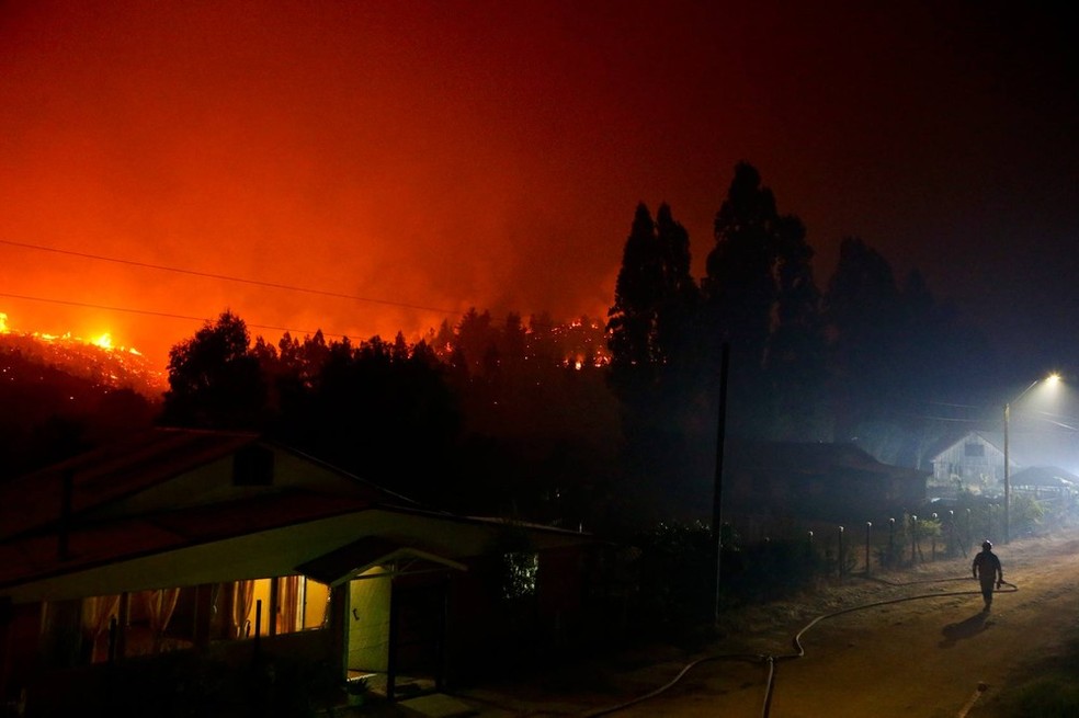 Incêndio atinge região do Chile (Foto: Esteban Félix/AP)