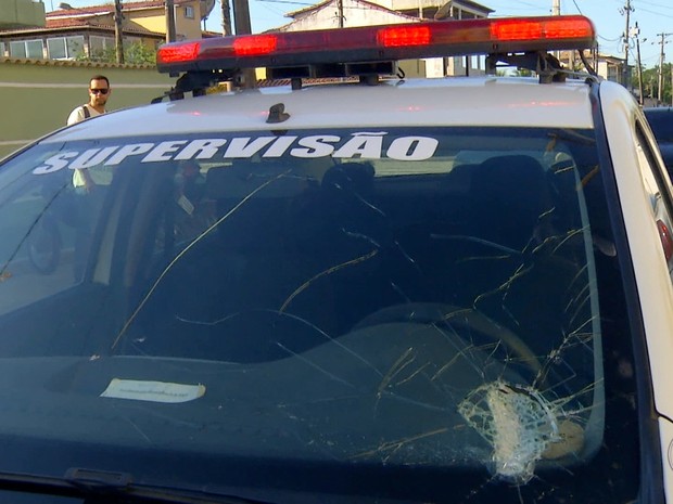 Carro da Guarda Civil também foi atingido durante a confusão em Araruama (Foto: Reprodução/Inter TV)