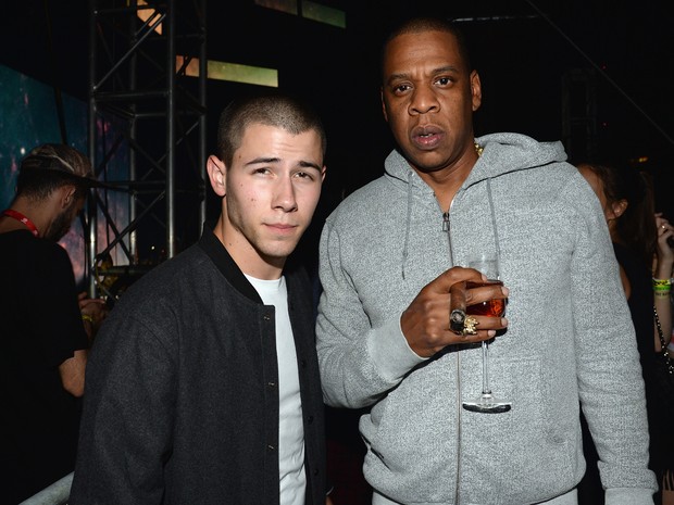 Nick Jonas e Jay-Z em festival de música na Filadélfia, nos Estados Unidos (Foto: Kevin Mazur/ Getty Images)