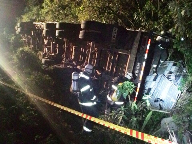 Caminhão tombou nesta madrugada em Cunha Porã (Foto: PRF/Divulgação)