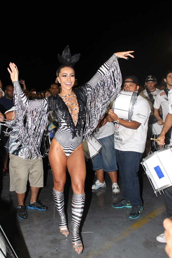 Sabrina Sato no último ensaio técnico antes do carnaval 2014 (Foto: Celso Tavares/ EGO)