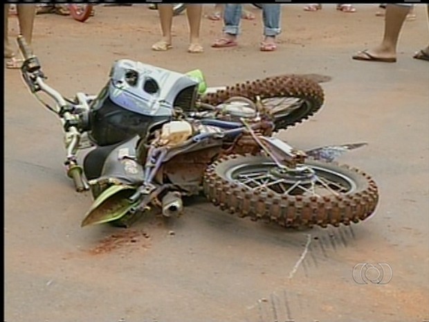 Jovem morre atropelado por caminhão, em Araguaína (Foto: Reprodução/TV Anhanguera)