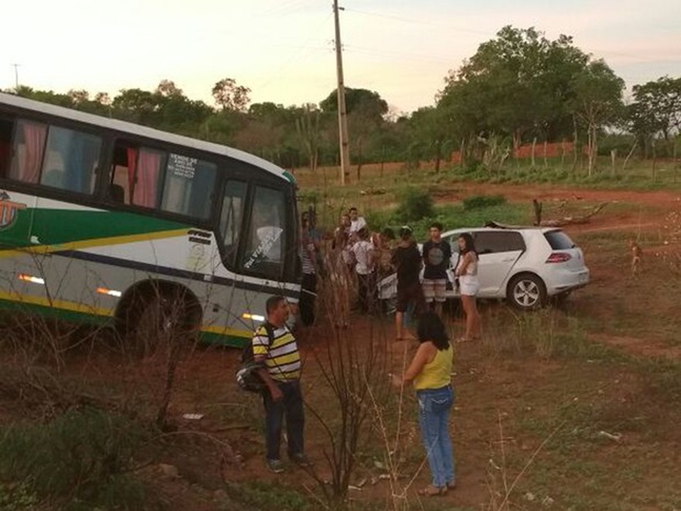 Carro do prefeito eleito de Santana colidiu de frente com um ônibus (Foto: Divulgação/Polícia Militar)