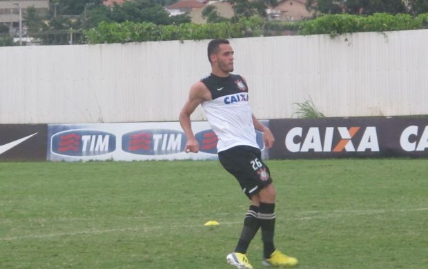 Renato Augusto participa de treino no Corinthians (Foto: Diego Ribeiro)