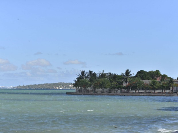 Da orla de Itaparica é possível ver a silhueta das construções de Salvador (Foto: Josemar Pereira/Ag Haack)