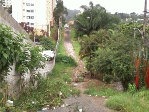 ´É um exemplo de abandono na cidade', diz leitor sobre rua em Paraisópolis, na Zona Sul da capital. (Foto: Adriano Costa/VC no G1)