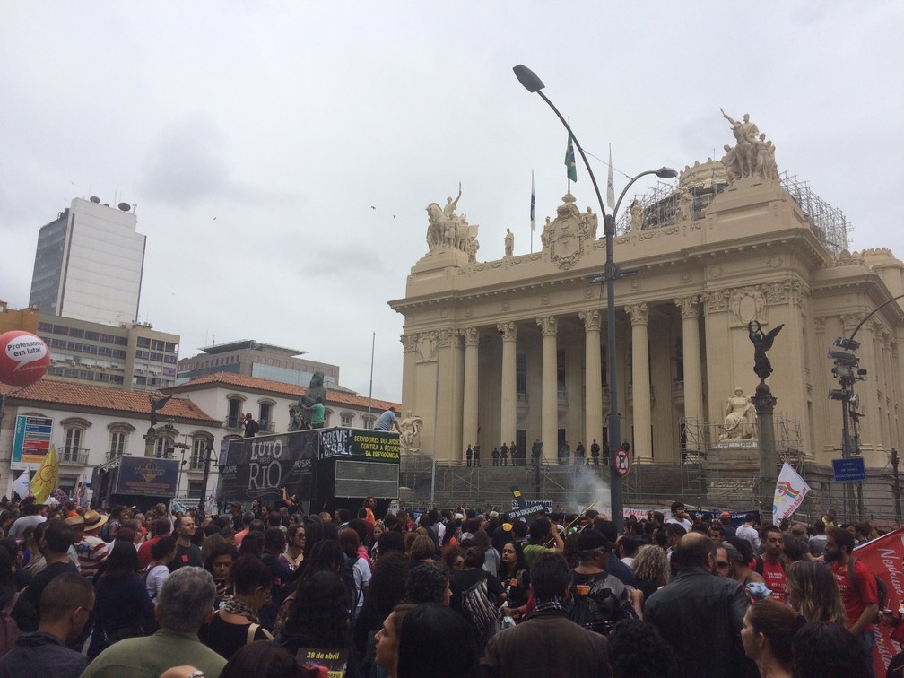 Manifestantes em frente à Alerj (Foto: Matheus Rodrigues/G1)