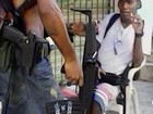 Vídeos mostram bandidos ostentando armas, drogas e joias na Maré, no Rio