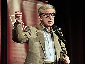 Woody Allen fala ao público antes da pré-estreia de 'Para Roma, com amor', no Festival de Cinema de Los Angeles (Foto: Mario Anzuoni/Reuters)