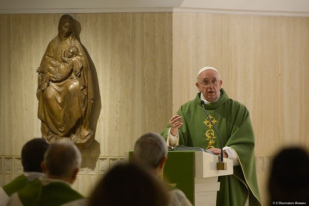O Papa Francisco durante a missa matinal no Vaticano nesta sexta-feira (6) (Foto: L'Osservatore Romano/AP)