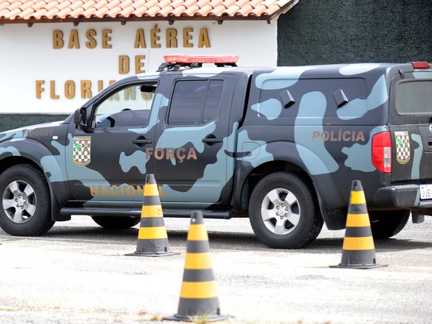 carro da força nacional em florianópolis nesta sexta (Foto: Guto Kuerten/Agência RBS)