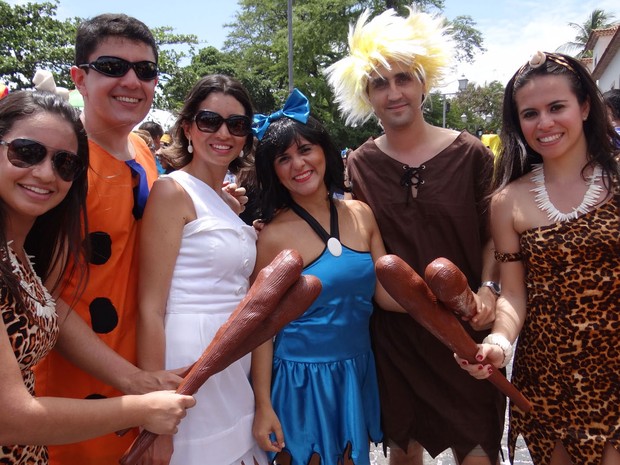 Amigos vieram de Fortaleza e vão brincar todos os dias de carnaval vestidos de Flintstones (Foto: Katherine Coutinho / G1 PE)