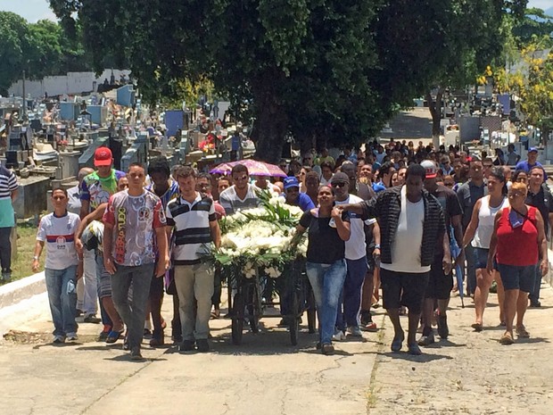 Gabriel Oliveira, morto após ficar 2 horas em um carro, foi enterrado neste domingo no Rio (Foto: Mariana Cardoso/G1)