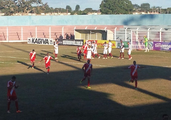 Rodolfo comemora gol do Comercial-MS sobre o Águia Negra no Jacques da Luz (Foto: Alexandre Cabral/TV Morena)