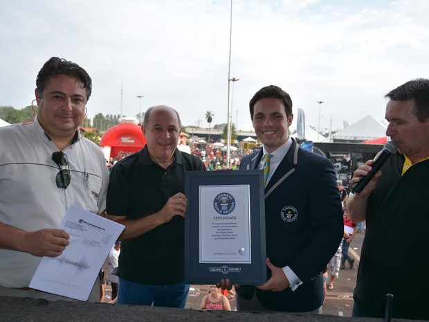 Organizadores receberam certificado após recorde ser confirmado (Foto: Jânio Munhoz/ Divulgação)