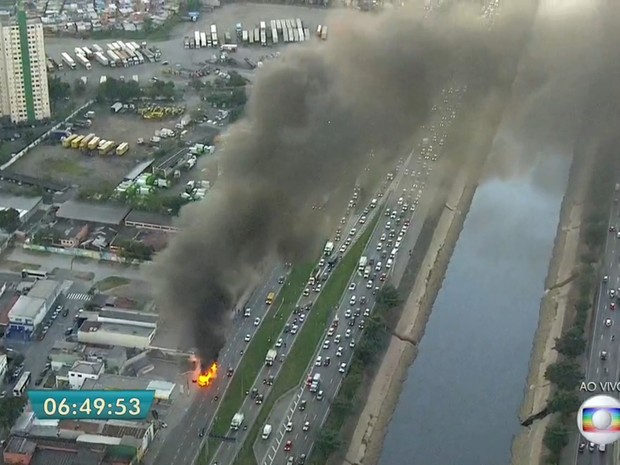 Incêndio em ônibus interdita a pista local da Marginal Tietê no sentido Rodovia Castello Branco, antes da Ponte do Tatuapé, na manhã desta terça-feira (12) (Foto: Reprodução/TV Globo)