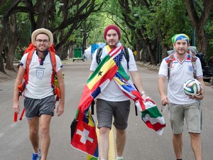 Da esq. para a dir., Adam Burns, Pete Johnston e David Bewick em sua caminhada até a Copa do Mundo (Foto: Arquivo pessoal/Walk to the World Cup)