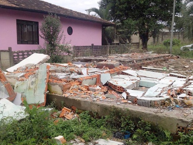 Casa foi desmontada por pessoa que diz ter comprado estrutura (Foto: Biluka/Jmais)