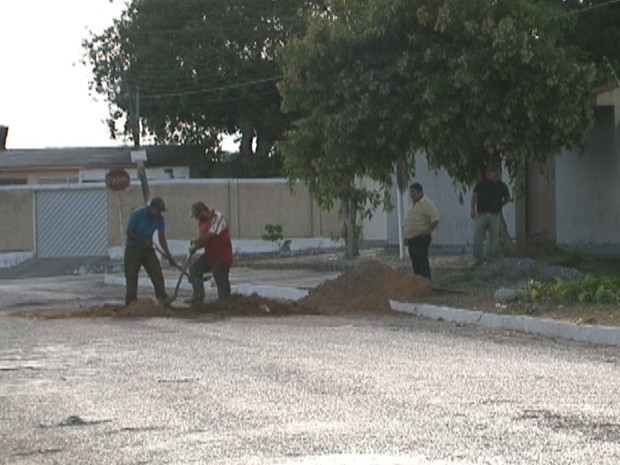 Uma equipe esteve no local para tapar este e outro buraco na Rua Buenos Aires. (Foto: Reprodução/ TV Asa Branca) Uma equipe esteve no local para tapar este e outro buraco na Rua Buenos Aires. (Foto: Reprodução/ TV Asa Branca)