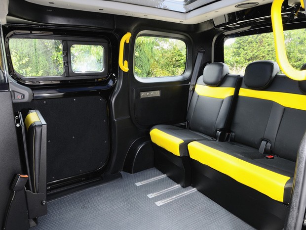 Nissan NV200 pode levar até 5 passageiros e oferece entrada USB (Foto: Divulgação)