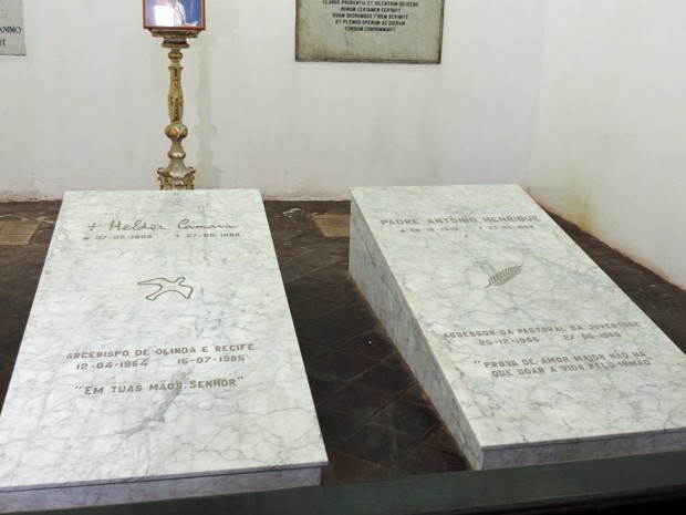 Túmulo de Dom Hélder e Padre Herinque também foram visitados (Foto: Katherine Coutinho/G1)