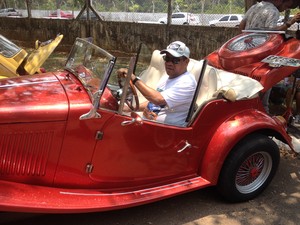 Orlando Nascimento, todo orgulhoso em seu Calhambeque ano 1975 (Foto: Toni Francis)