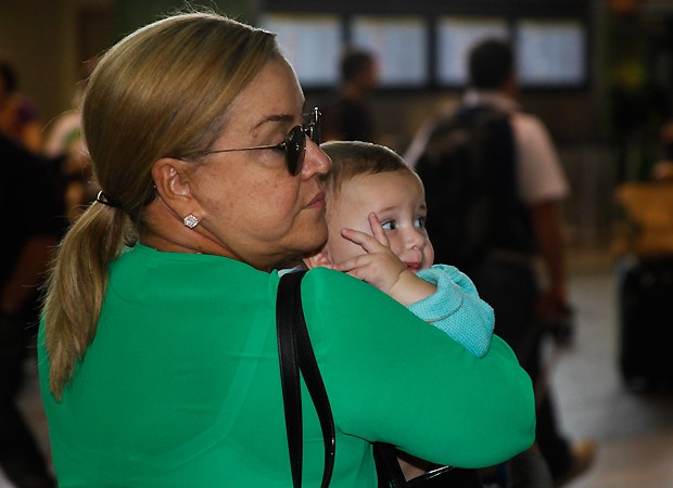 Dona Nilza, mãe de Claudia, com Rafael (Foto: Foto Rio News)