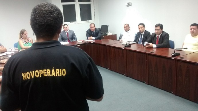 Diretor do Novoperário faz agradecimento aos membros do TJD após julgamento (Foto: Hélder Rafael)