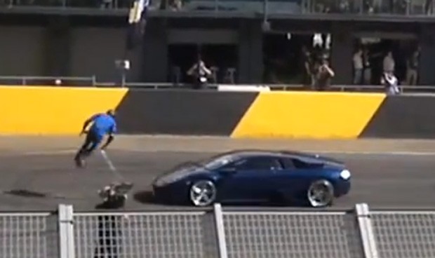Acrobata fez salto por cima de Lamborghini que estava acelerando em sua direção (Foto: Reprodução)