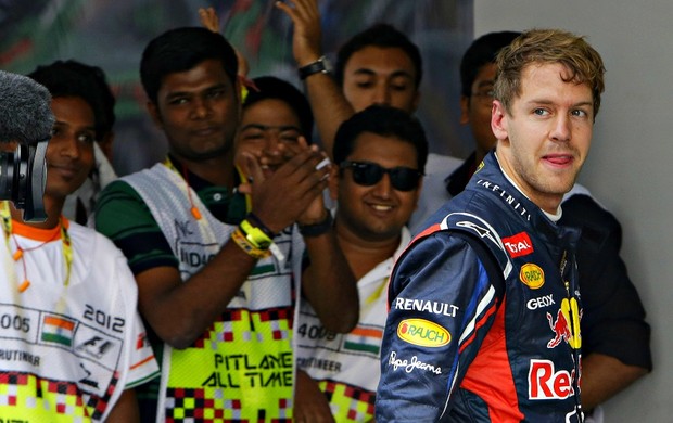 Funcionários do circuito do GP da Índia aplaudem Sebastian Vettel na saída do treino classificatório (Foto: AP)