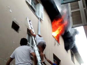 Incêndio atinge apartamento na avenida Afonso Pena, em Santos (Foto: G1)