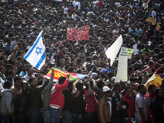 Imigrantes africanos protestam neste domingo (5) por direitos humanos em Tel Aviv (Foto: Nir Elias/Reuters)