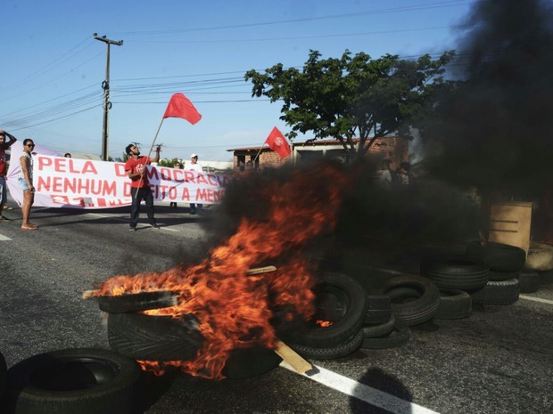 Resultado de imagem para pneus queimando 28 de abril