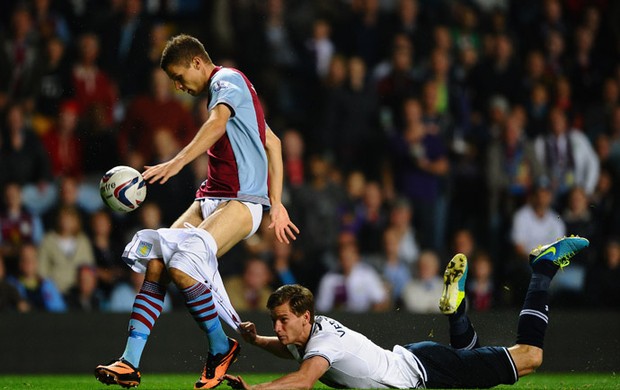 Jan Verttonghen Nicklas Helenius Aston Villa x Tottenham Hotspur  (Foto: Getty Images)