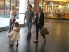 Luíza Valdetaro, de look novo, passeia em shopping com a família