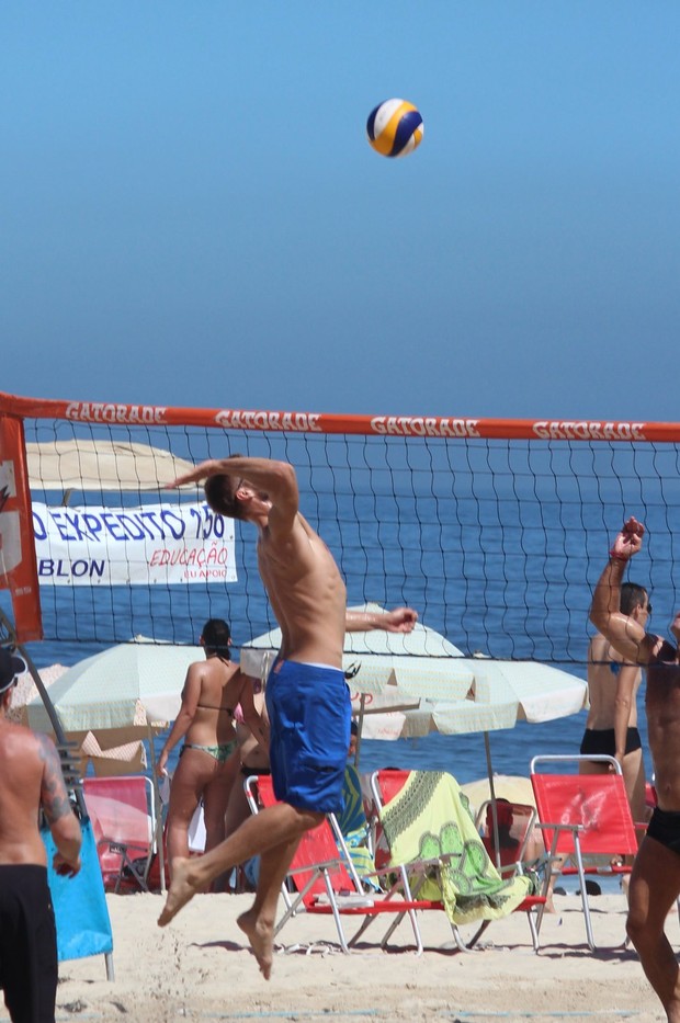 Rodrigo Hilbert jogando vôlei na praia do Leblon, RJ (Foto: Fabio Moreno/Photo RioNews)