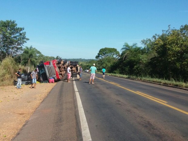 Carga com frutas ficou espelhado no acostamento da rodovia  (Foto: Divulgação)
