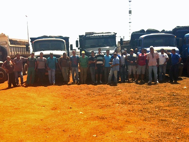 Caminhoneiros reunidos em frente a administração de Samambaia, no DF (Foto: Isabella Formiga/G1 DF)