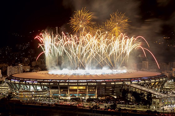 Os Fogos De Artifício Coloridos Indicam No Jogo De Futebol Imagem