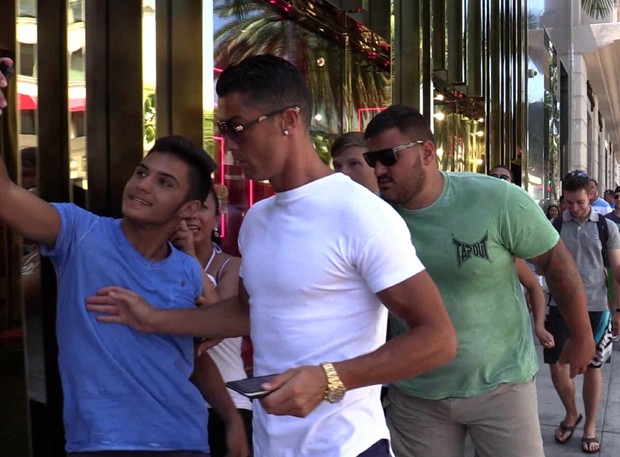 Cristiano Ronaldo empurra fã (Foto: AKM GSI / AKM GSI Brasil)