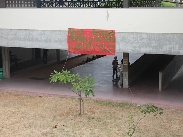 Faixa em apoio ao estudante agredido em Petrolina foi colocada na Univasf (Foto: Taisa Alencar / G1)