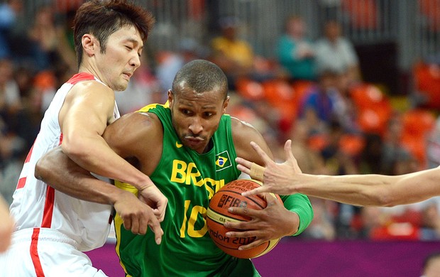 Leandrinho Barbosa e Liu Wei, Basquete, China x Brasil (Foto: Agência AFP)