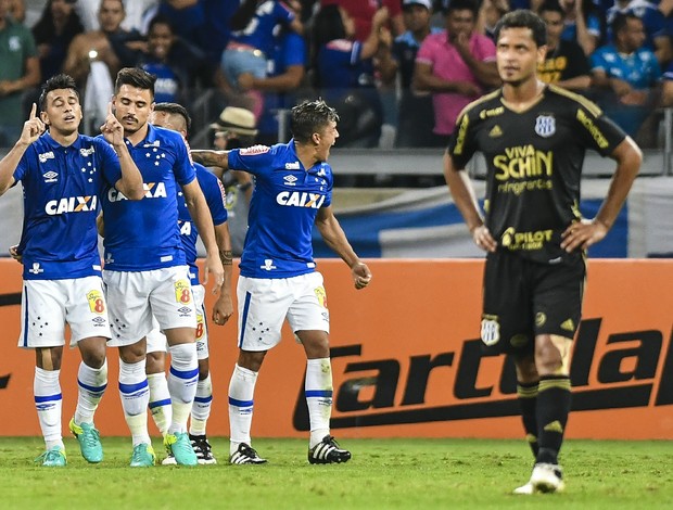 Jogadores do Cruzeiro comemoram gol de Robinho