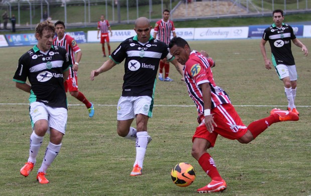 Leandro em lance de Botafogo-SP x Metropolitano (Foto: Photo Press)