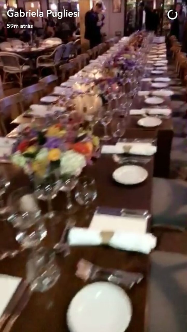 Gabriela Pugliesi mostra mesa de jantar para seus padrinhos (Foto: Reprodução/Snapchat)