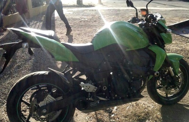 Motocicleta é arremessada a 140 metros do local da queda de bombeiro na BR-060, em Goianápolis, Goiás (Foto: Reprodução/ Polícia Rodoviária Federal) Motocicleta é arremessada a 140 metros do local da queda de bombeiro na BR-060, em Goianápolis, Goiás (Foto: Reprodução/ Polícia Rodoviária Federal)