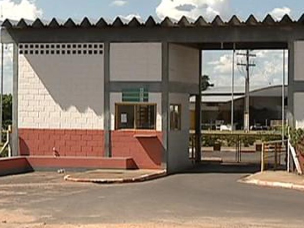 Bandidos cortaram o alambrado do presídio de Pacaembu para "resgatar" dois detentos (Foto: Reprodução/Tv Fronteira)