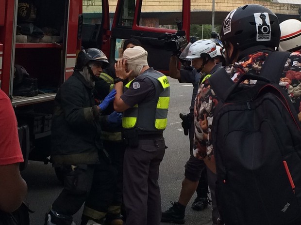 Policial feminina é ferida na cabeça durante manifestação no Centro de SP (Foto: Glauco Araújo/G1)
