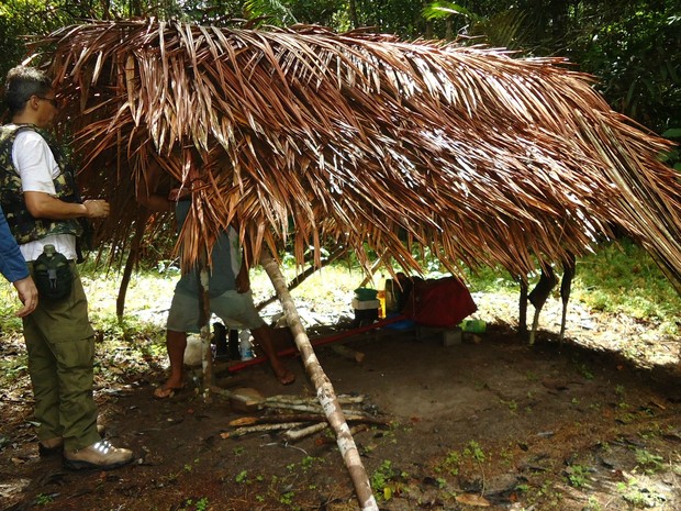 Trabalhadores dormiam em cabanas de palha sem proteção, sujeitos a ataque de animais silvestres (Foto: Divulgação/MPF)