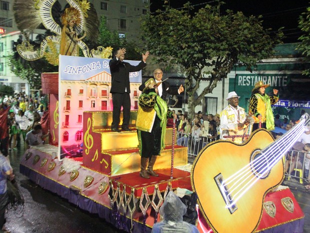 Carro com homenagem à Sinfônia das Àguas marcou desfile em Poços de Caldas (Foto: Jéssica Balbino/ G1) Carro com homenagem à Sinfônia das Àguas marcou desfile em Poços de Caldas (Foto: Jéssica Balbino/ G1)